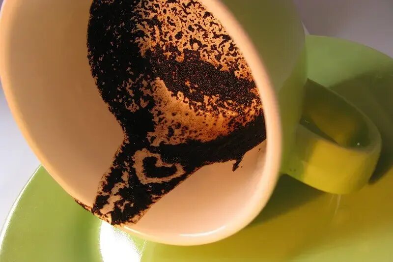 Сердечко на кофейной гуще. Лошадь на кофейной гуще. Сердечко из кофейной гущи. Сердце на дне чашки на кофейной гуще. Сердечко на кофейной гуще.