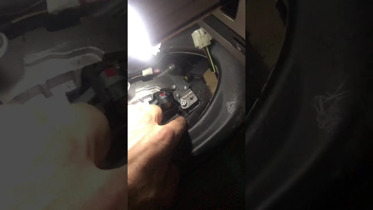 Е 60 сверлим багажник. Не открывается дверь бмв х5 е53. Бмв е90 не открывается багажник. Замок багажника е60. Травмозащитная функция стеклоподъемников bmw е60.