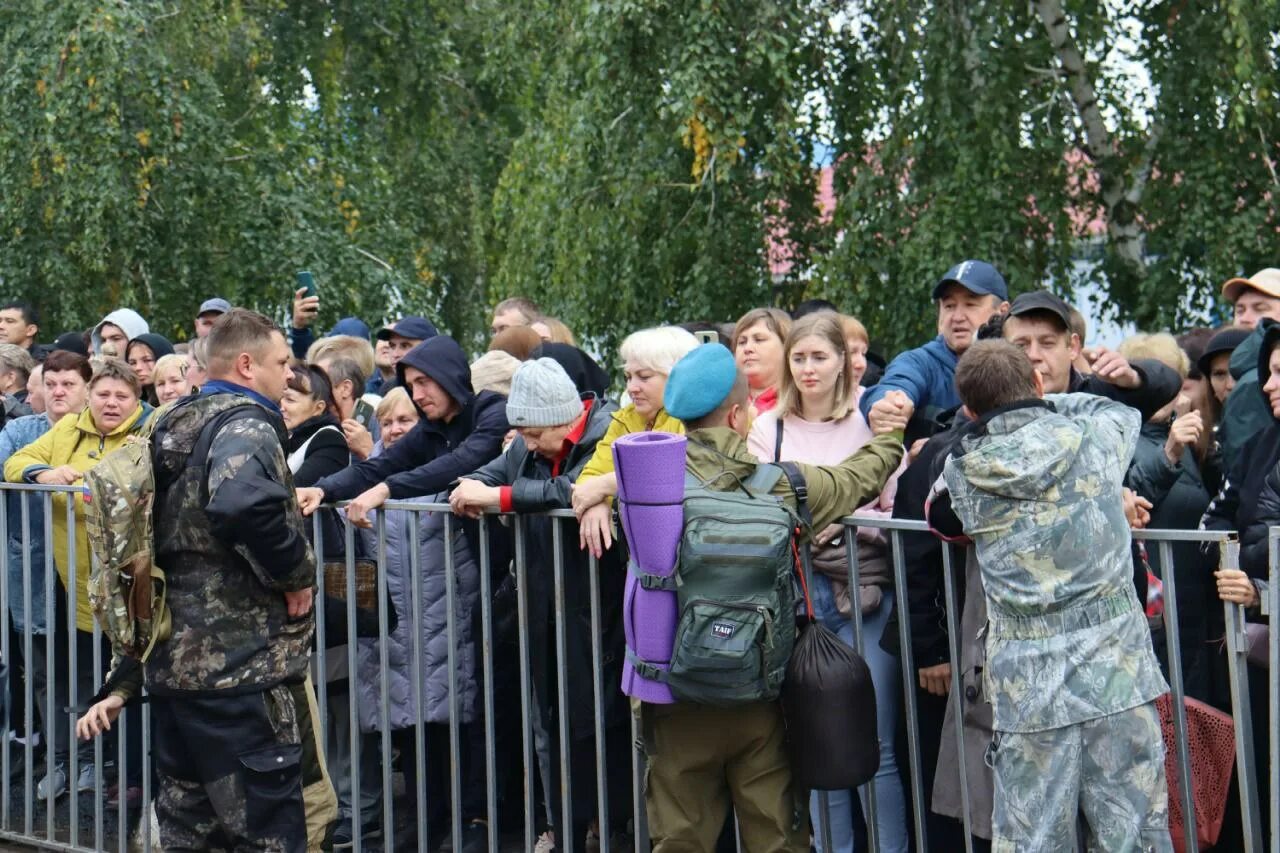 Мобилизация 1 группа. Провожают мобилизованных. Мобилизация в Марксе Саратовской области. Группы призывников. Саратов мобилизация 2022.