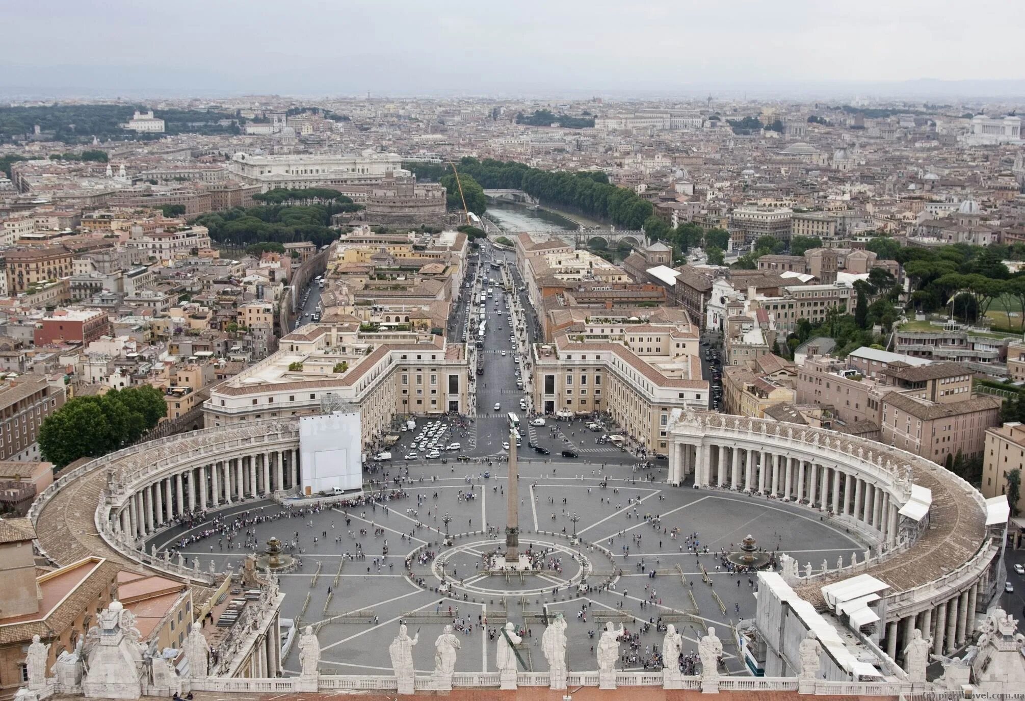 Рим площадь святого. Площадь собора Святого Петра. Колоннада собора Святого Петра в Риме. Площадь Святого Петра Ватикан.