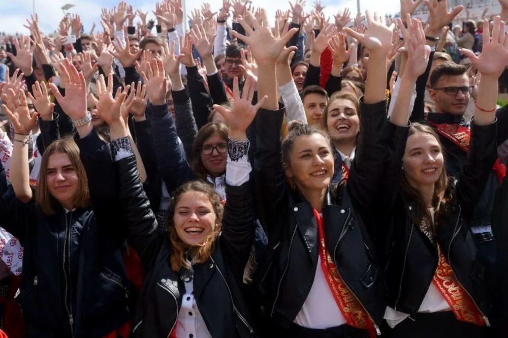Выступление 9 класса на последнем звонке. Выпускники 11 класса. последний звонок 11 класс. 25 мая последний звонок 2025. выпускной 2025 челябинск.