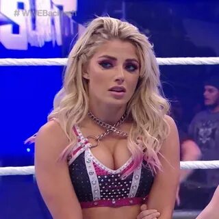 Alexa Bliss looking smoking : WrestleWithThePlot.