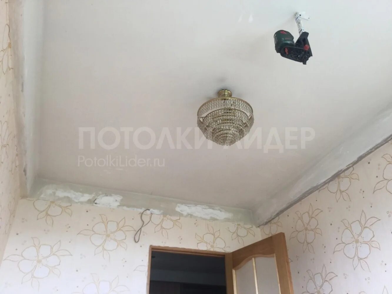 Выступ в хрущевке. Натяжной потолок с выступом на потолке. потолки в хрущевке с выступами. потолок в старых квартирах. выступ на потолке в квартире.