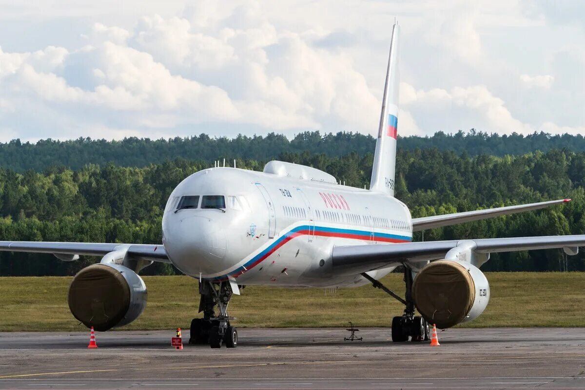 Сколько ту 214. Ту-214 пассажирский. ту214. ту 214 210. ту 214 кабина.