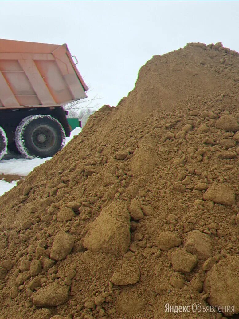 Самосвал выгружает песок на участке. Тонна глины. Тонна глины. Суглинок для отсыпки участка. 2 куба отсева.