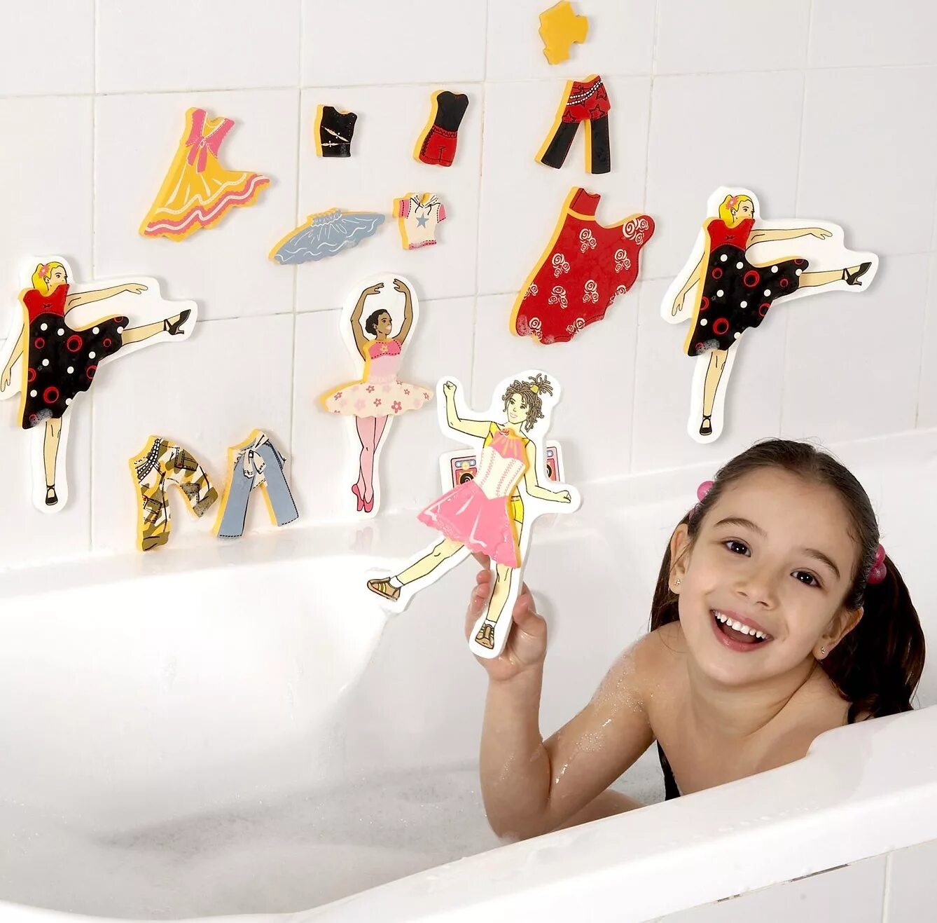 Ребенок в ванной с уточкой. Мама с малышом в ванне. Детишки в ванной. Игрушки в ванную для детей. Мама и малыш в ванной.