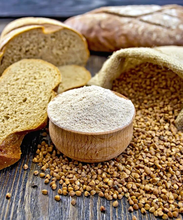 Гречневая мука из крупы. Крупы. крупа мука. зерно мука. продукты из зерна.