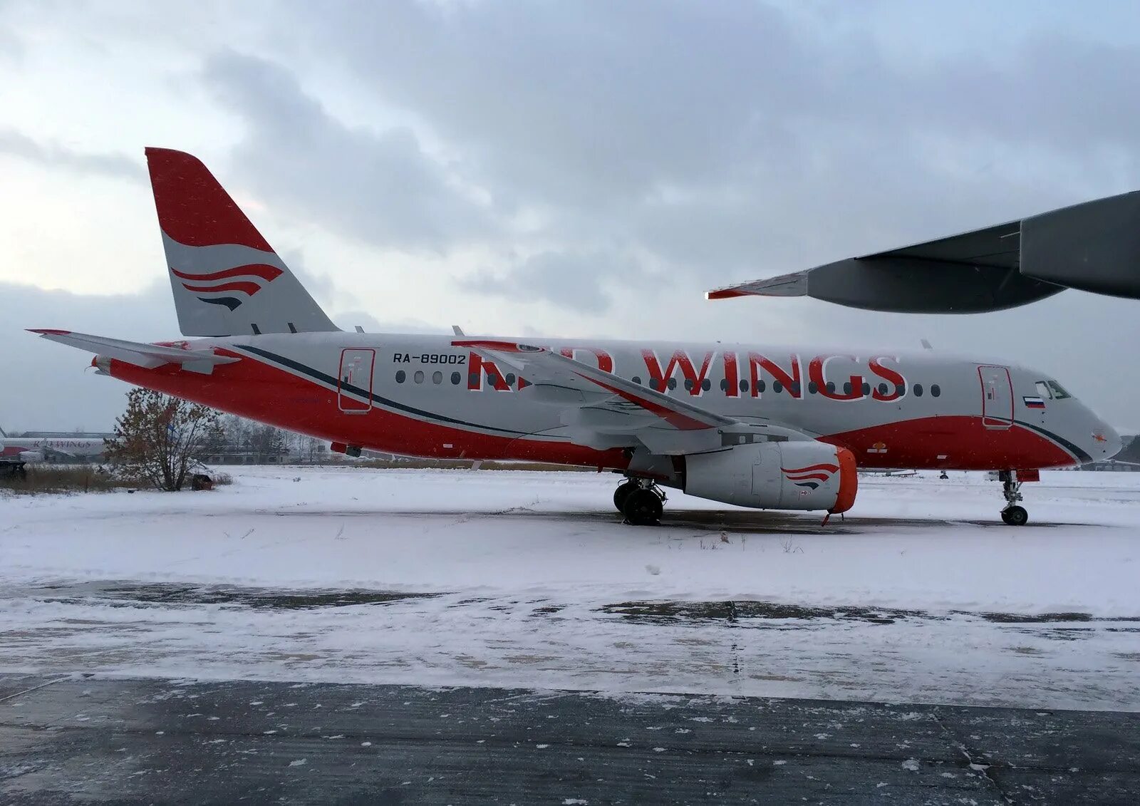 Сухой суперджет red wings. Боинг 777 red wings. Боинг 777 ред вингс. Самолёт red wings 777. Ред вингс самолеты.