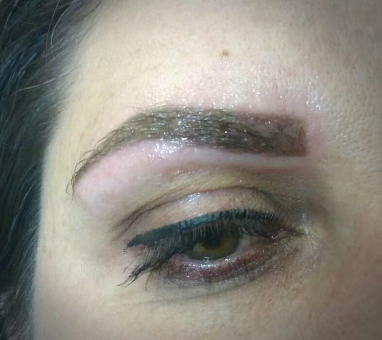 A session of permanent eyelid tattoo (arrow, interlaced) will give free Cosmetic