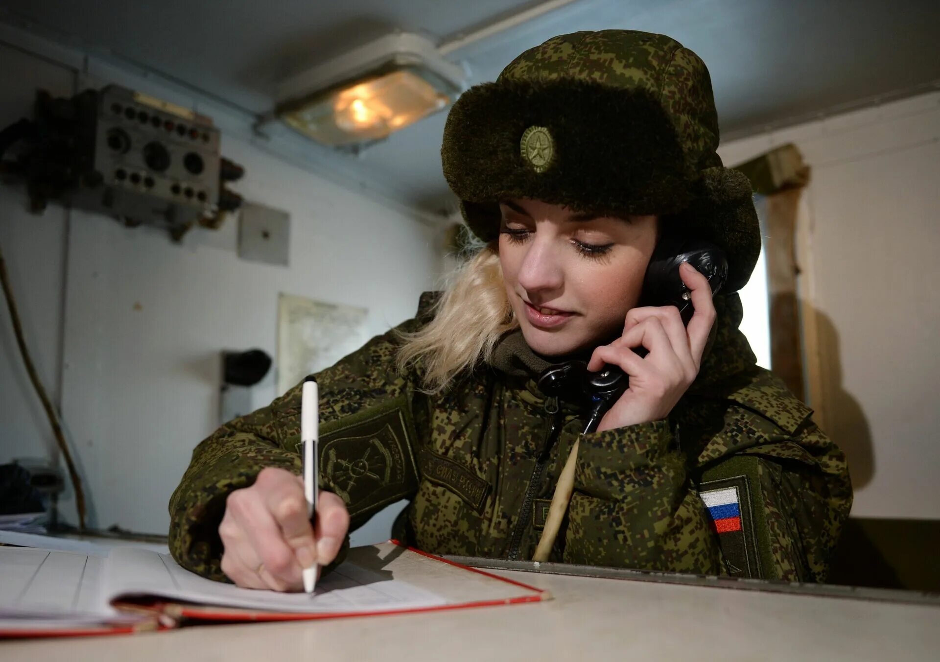 Женщины в армии. Девушки в Российской армии. Военные Связисты женщины. Русские женщины военнослужащие.