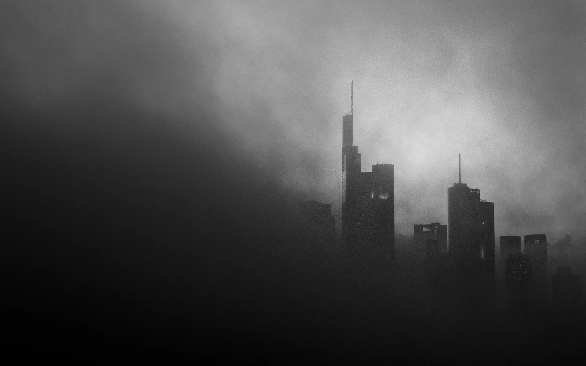Black town. Туманный город. Город в тумане. Серый мрачный город. Серый город.