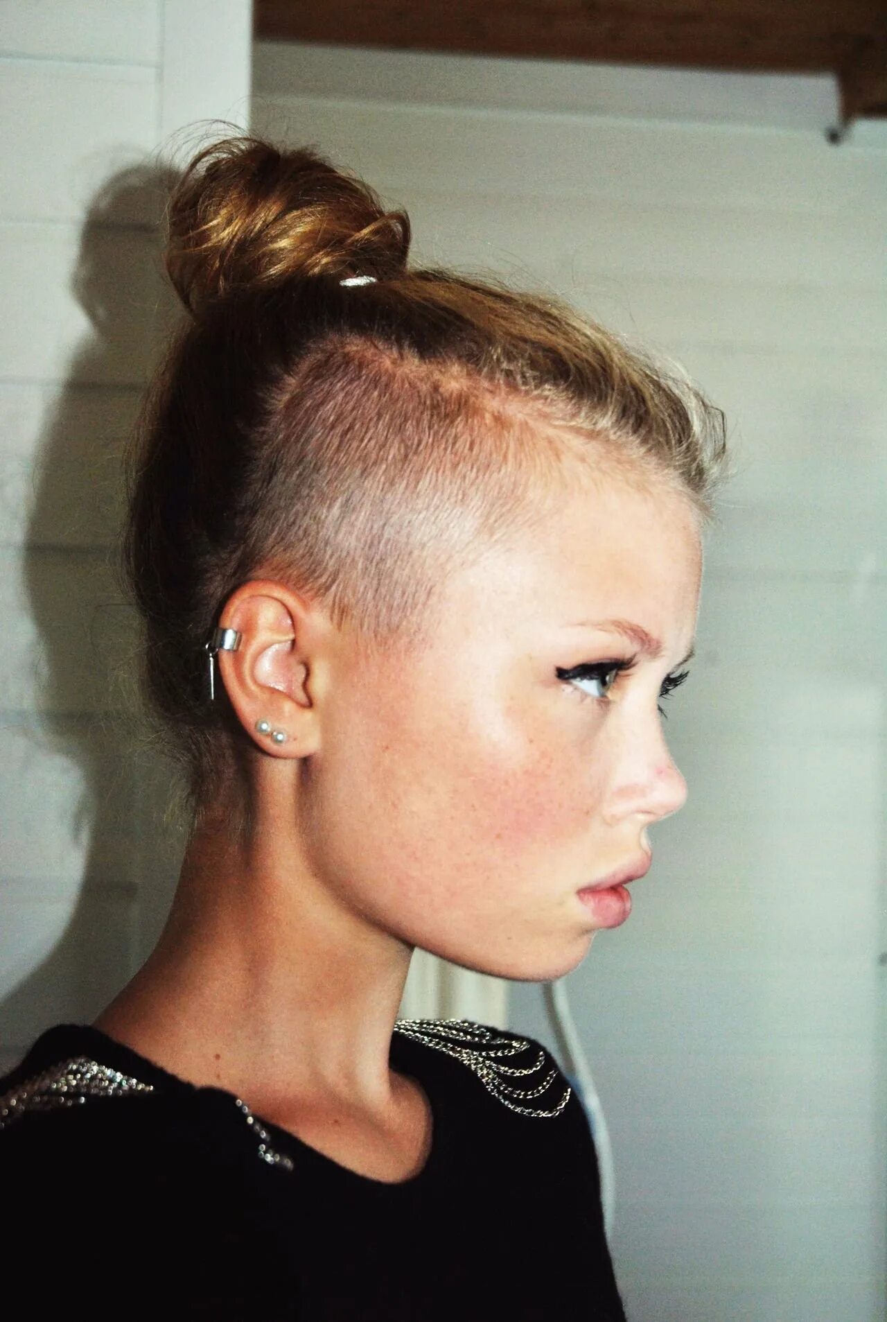 Undercut (андеркат) затылок с хвостиком. Стрижка с выбритыми висками женская на длинные волосы. Лонг андеркат стрижка женская. Женская прическа с длинным затылком. Стрижка с выбритым затылком.