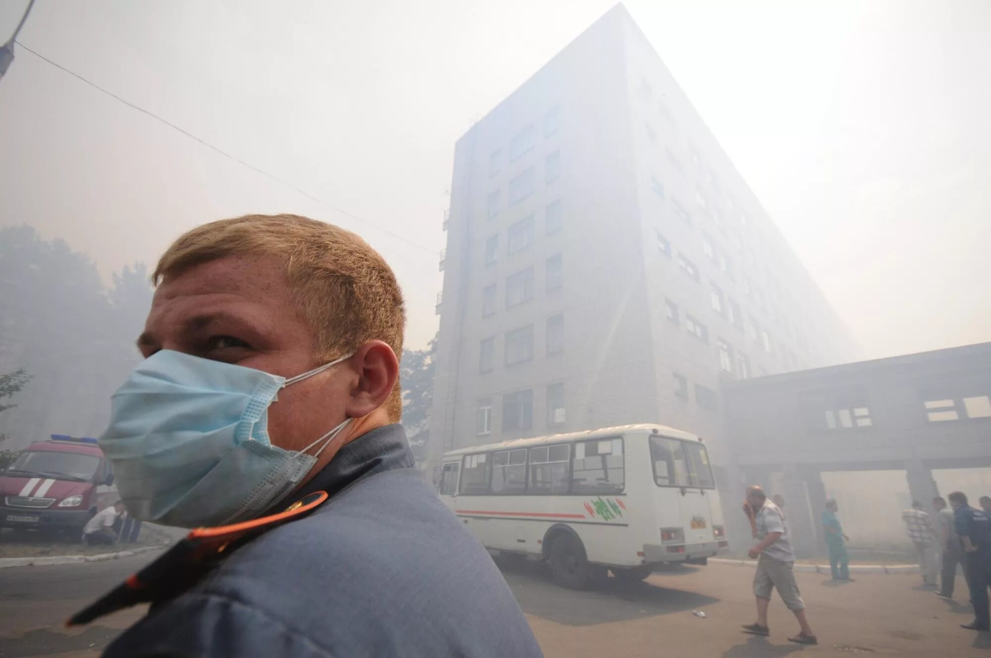 Воняет на улице. Человек задыхается от дыма. Вонь в городе. Задыхаться от дыма. Запахи города.