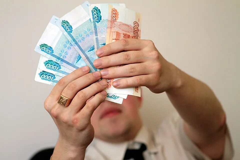 Мужчина с деньгами. Деньги рубли. Считает деньги. Человек пересчитывает деньги.