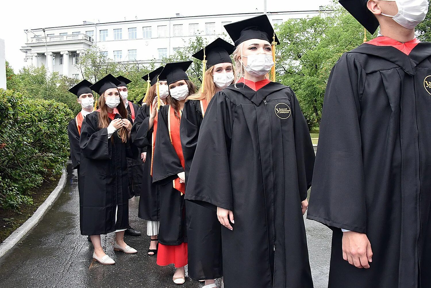 Мантия урфу красная. Выпускники университета. Выпускной урфу 2019. Магистрант урфу выпускной. Кого можно назвать известным выпускником урфу.