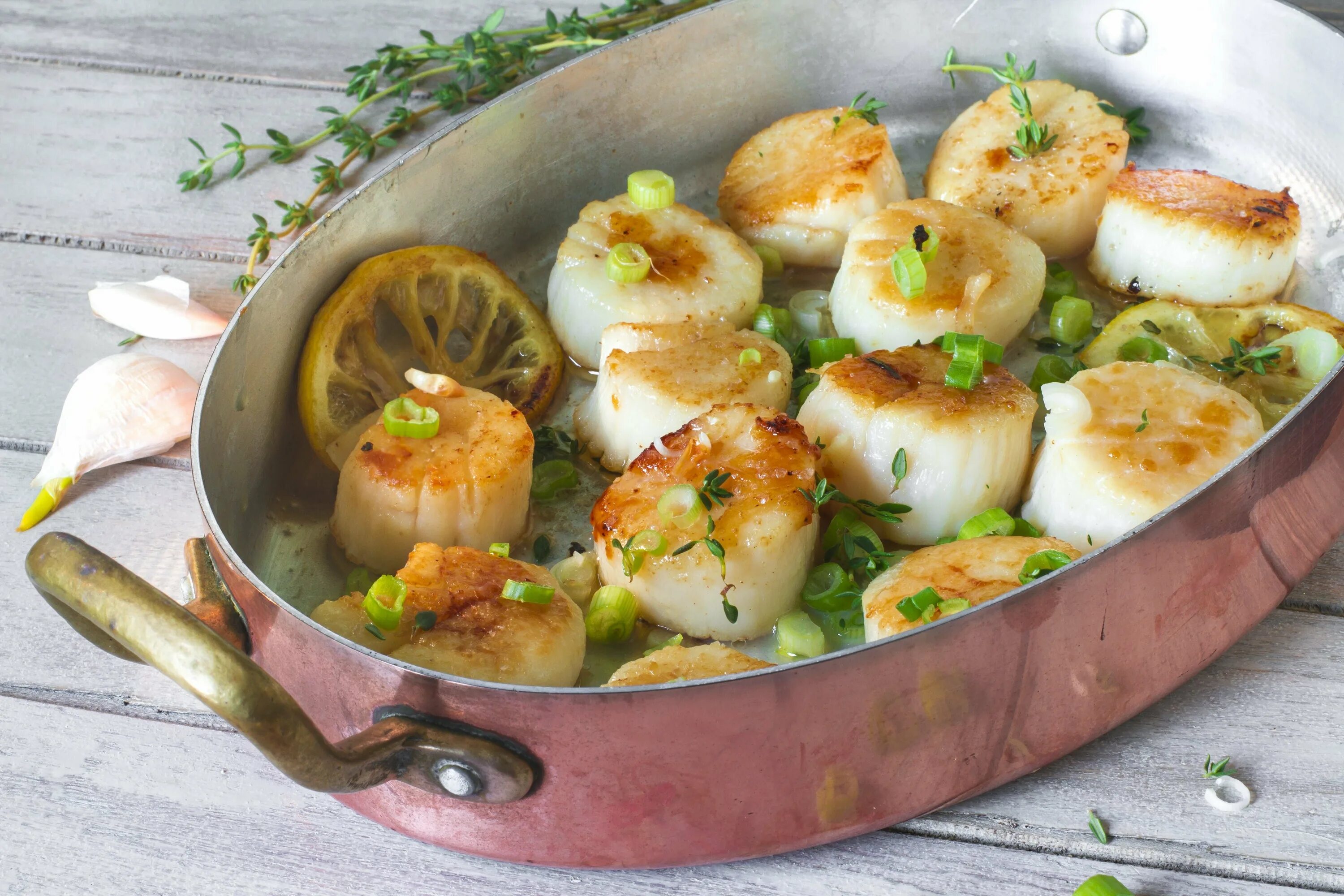 Блюда из морского гребешка. Морской гребешок Scallops. Морской гребешок на полустворке. Морской гребешок Бутчер. Морской гребешок жареный.