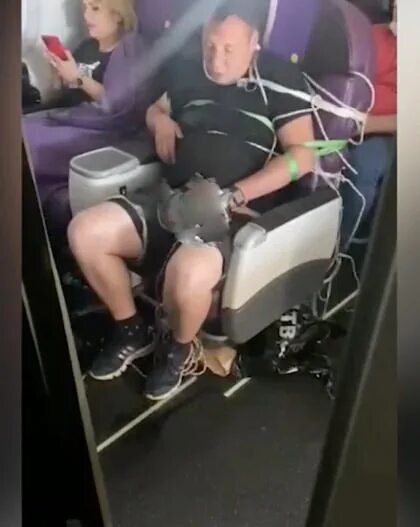 Связали пассажира. Связанный пассажир в самолете. мужчину связали в самолете.