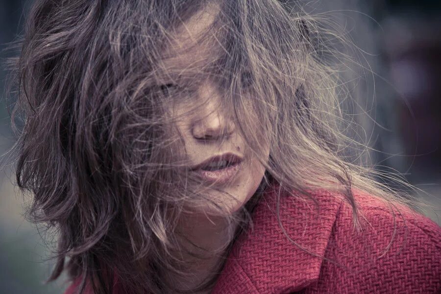 Прически с растрепанными волосами. Девочка с растрепанными волосами. Растрепанное лицо. Растрепанные волосы. Девушка с пышными волосами.