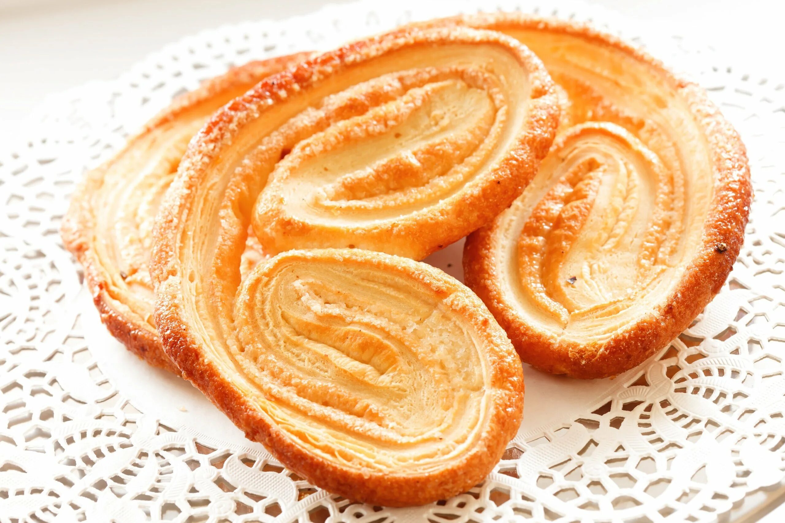 печенье ушки. ушки слоеные. печенье из слоеного дрожжевого теста. булочки с корицей из слоеного. ушки бездрожжевое тесто.