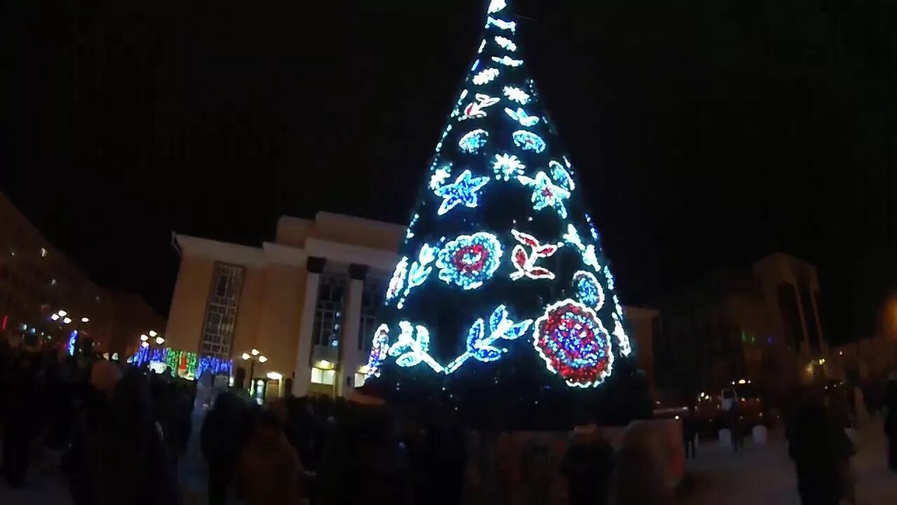 Во сколько в магадане новый год. Елки в магадане 2025. новогодний магадан 2025. празднование нового года на театральной площади магадан 2025 год. магадан новый год 2025 фото.