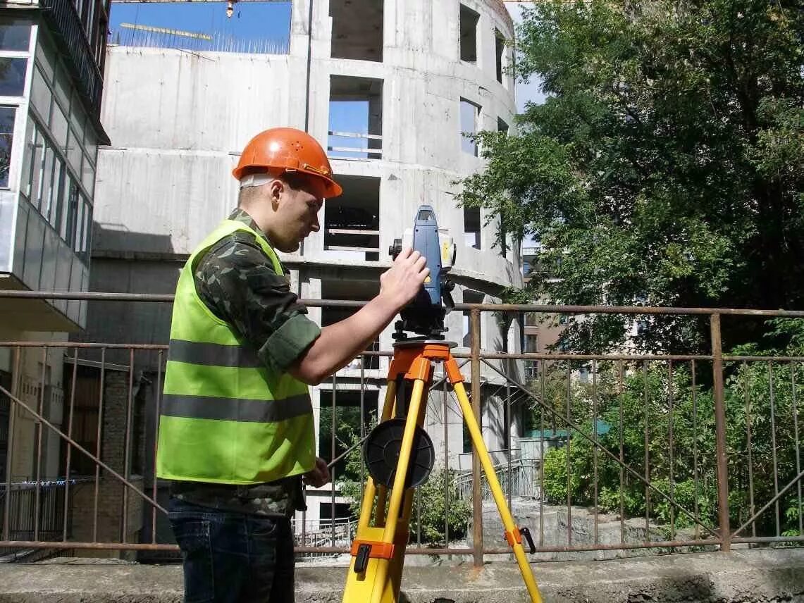 Геодезист выполняет