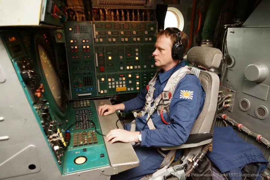 Пулково кдп авиадиспетчеры. Авиадиспетчер. Mcdonnell douglas kc-10 extender кабина экипажа. Оператор воздушных судов. Диспетчер самолетов.