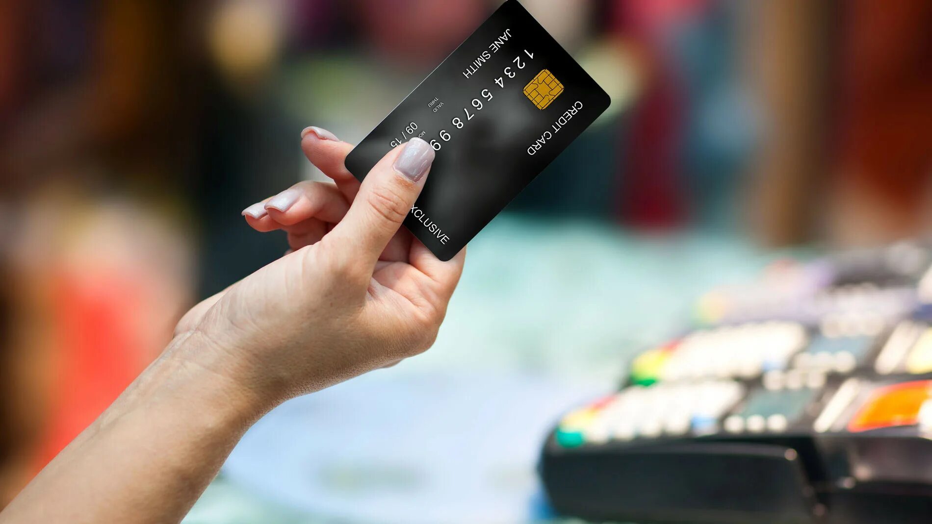 Техника кредитной картой. Банковская карта в руке. Банковская карта в женских руках. Кредитка в руке. Пука с банковскими картами.