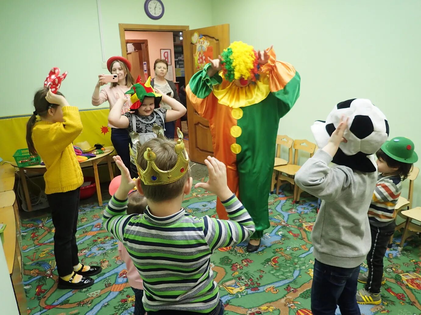 Клоуны конкурсы. Игра праздник. Клоун Дню смеха в детском саду. Детский центр Радуга Жулебино. Жулебино с радугой.