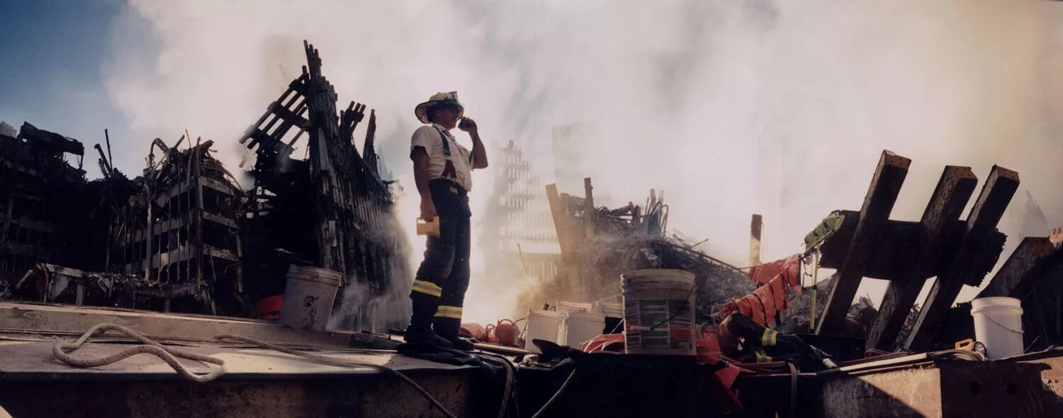 День после взрыва. Теракт 11 сентября в Нью Йорке. Беслан 11 сентября 2001 Нью-Йорк. Теракты 11 сентября 2001 года фото. Теракты 11 сентября 2001 года фото c телефона.