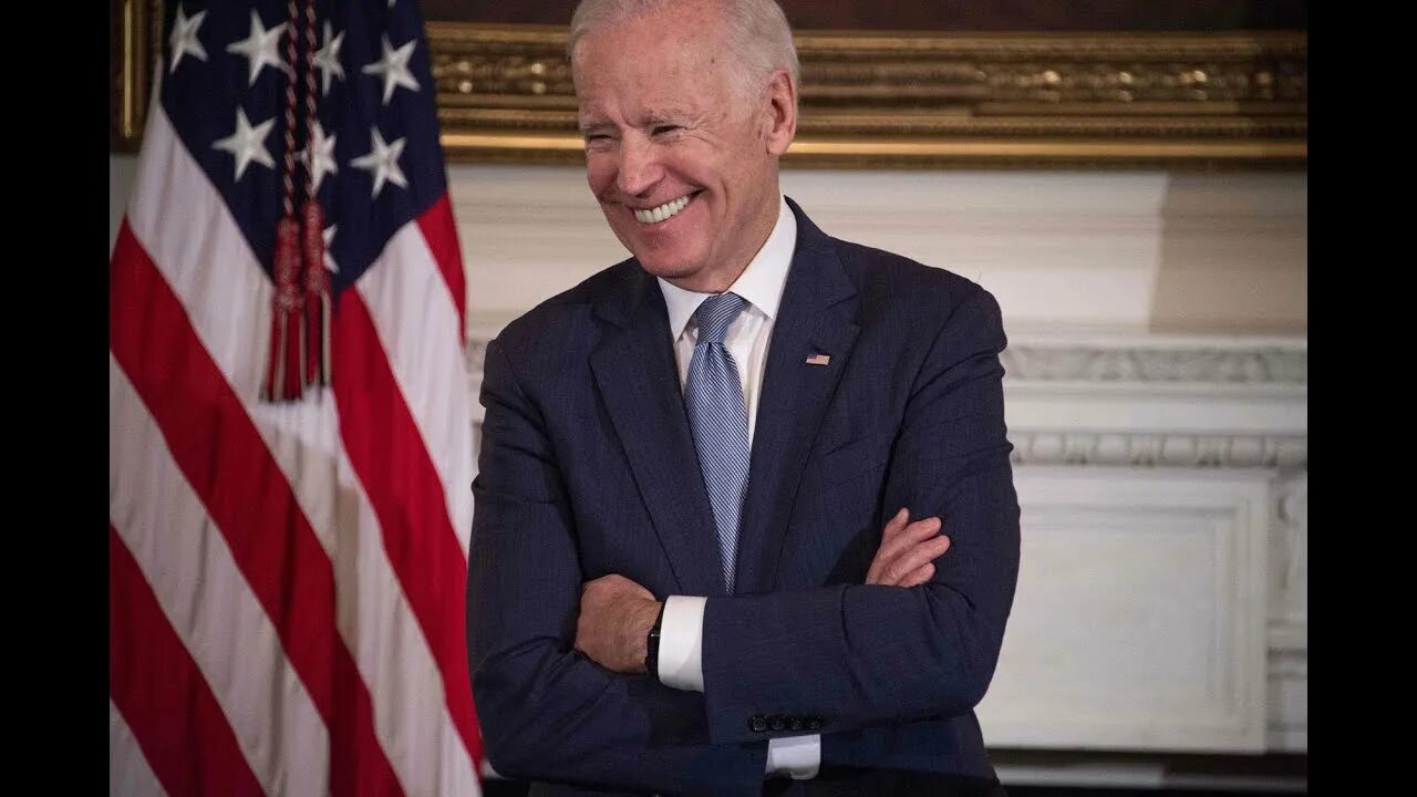 Джо байден был президентом сша. Джо байден с флагом сша. Американский флаг джо байден. Байден 2001. Флаг байдена.