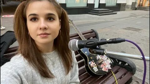 Девушка блоггер поет
