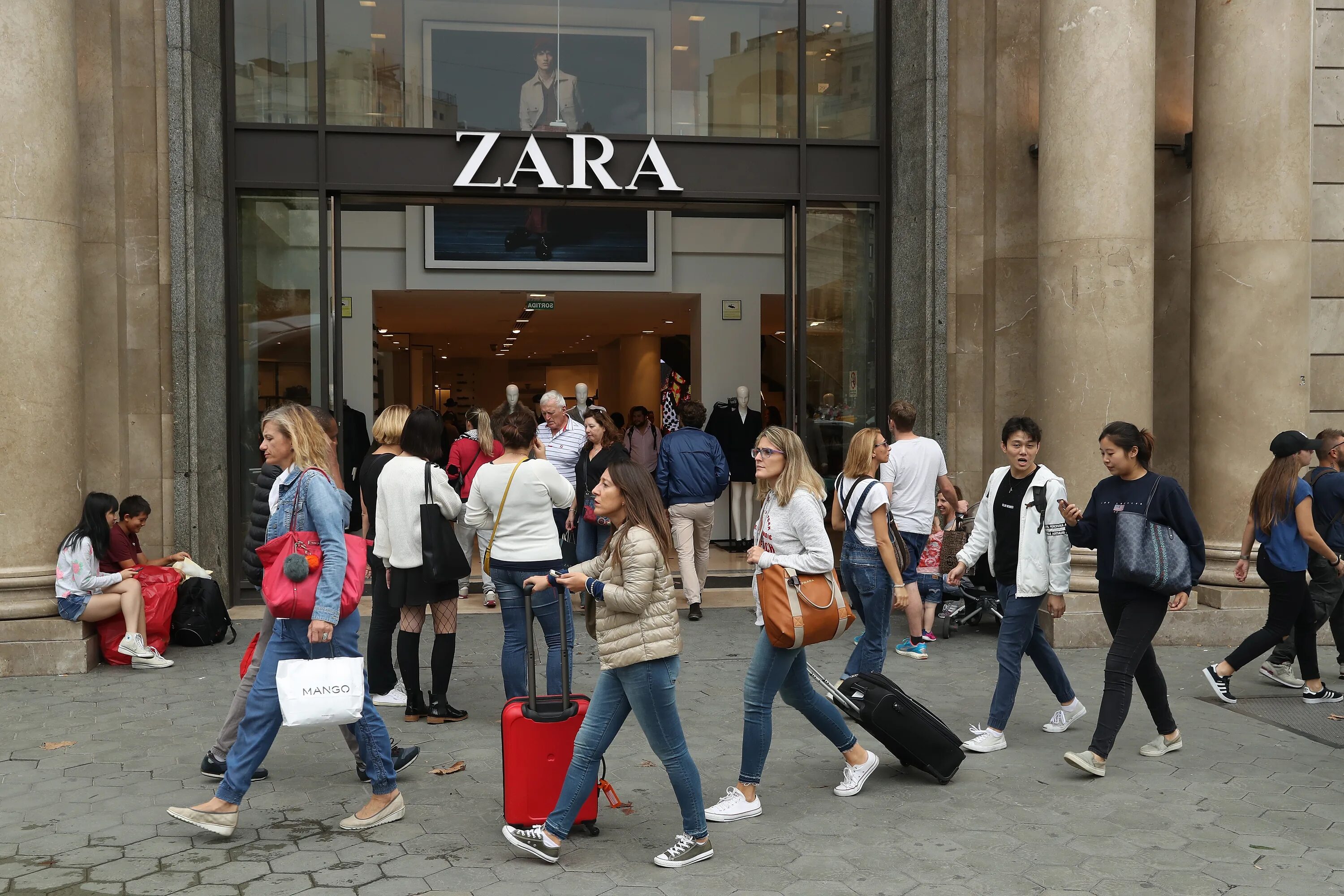 Zara turkey сайт. Zara Fashion. Zara Турция магазины. Zara магазин в Париже.