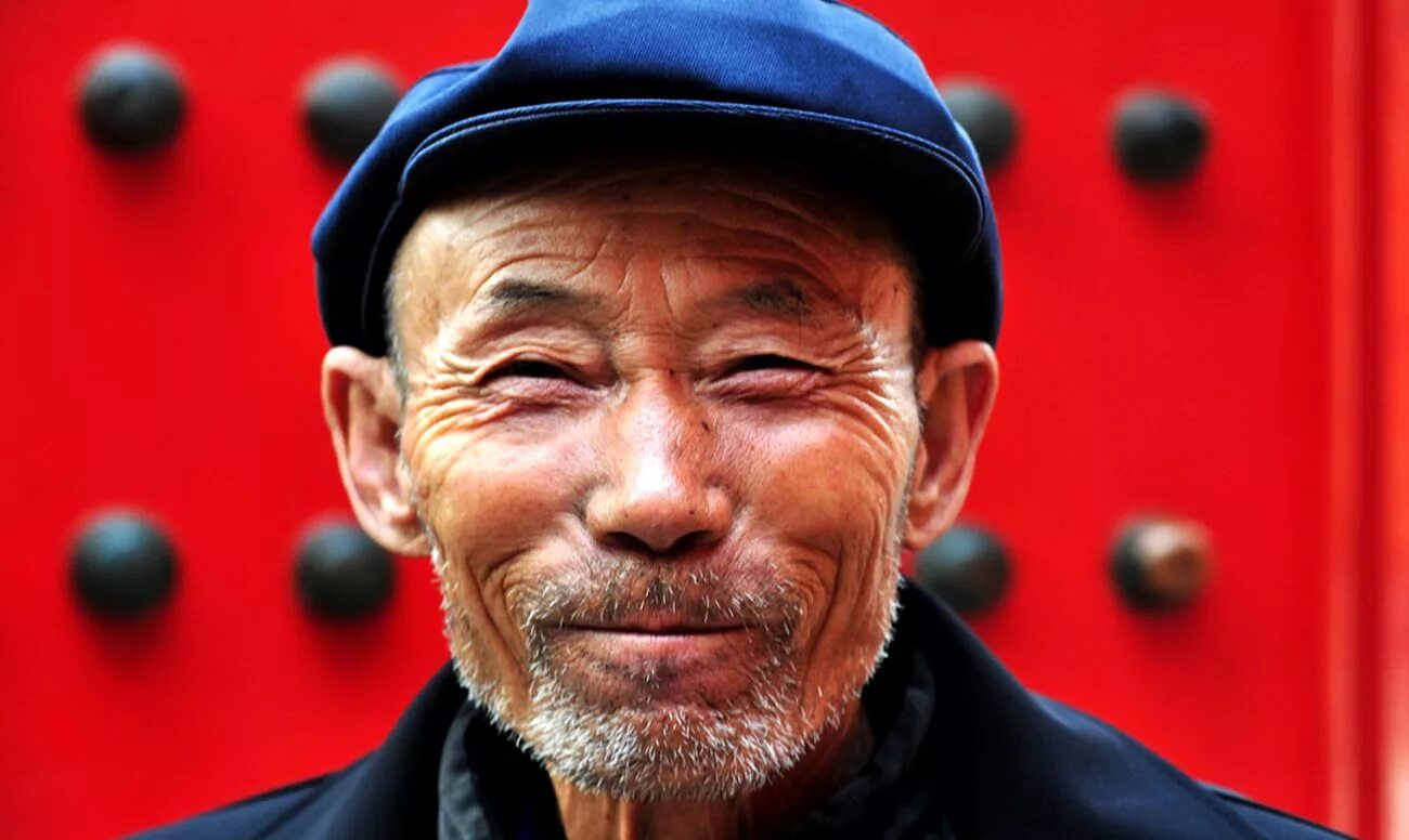 Про узкоглазую. Китаец улыбается. Китайский дедушка. Азиатские старики. Старик китаец.