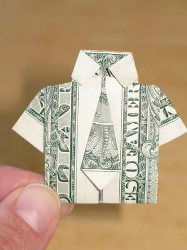 Треугольник из купюры. Рубашка из купюры. Оригами из денежных купюр. Рубашка из доллара с галстуком. Оригами из денег рубашка.