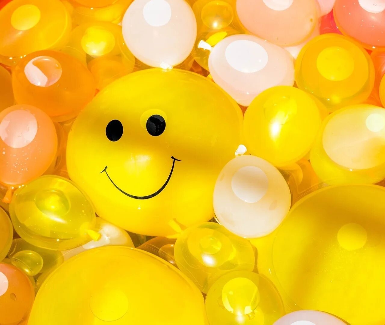 Доброе утро шарами. Яркие воздушные шары. Веселые шары. Желтая радость. Воздушный шарик с улыбкой.