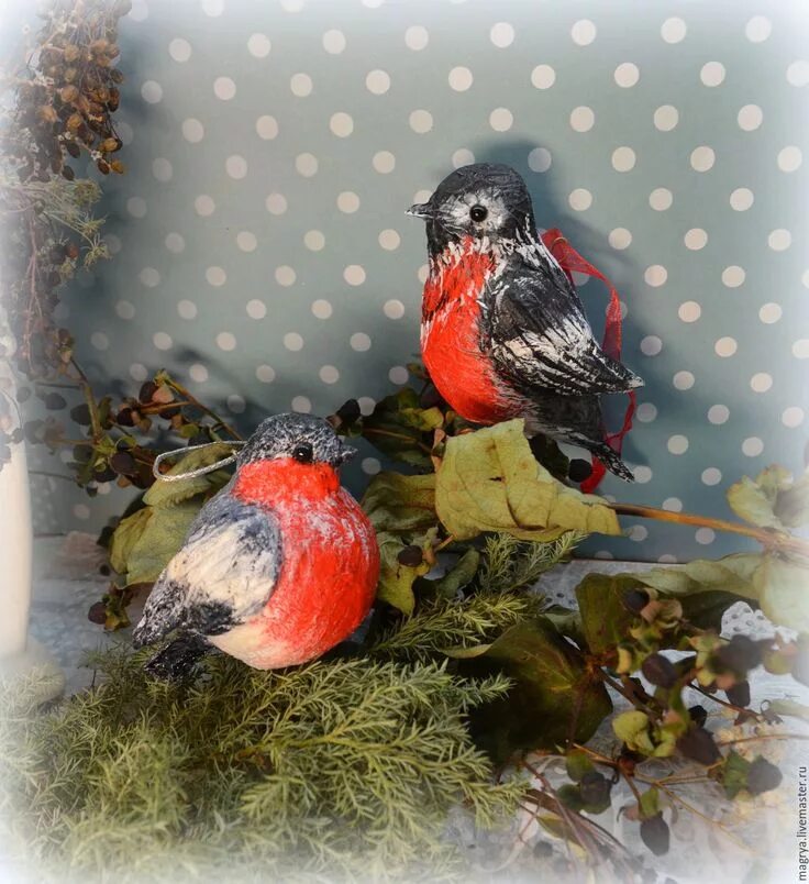 Ватный снегирь елочная игрушка. Валяный снегирь. Брошь снегирь из валяной шерсти. Снегири на ветке. Снегирь в мастере.