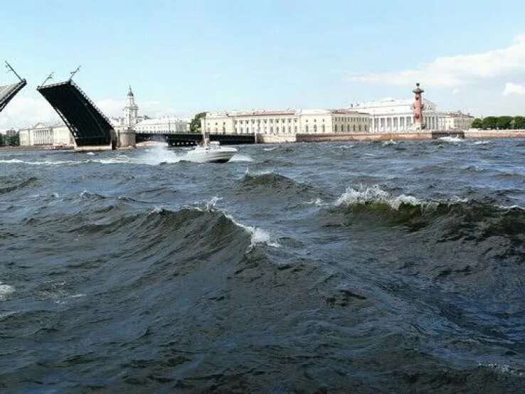 На реке неве на воде. Река Нева наводнение. Наводнение на Неве в Санкт-Петербурге. Река Нева в Санкт-Петербурге наводнение. Река Нева шторм.