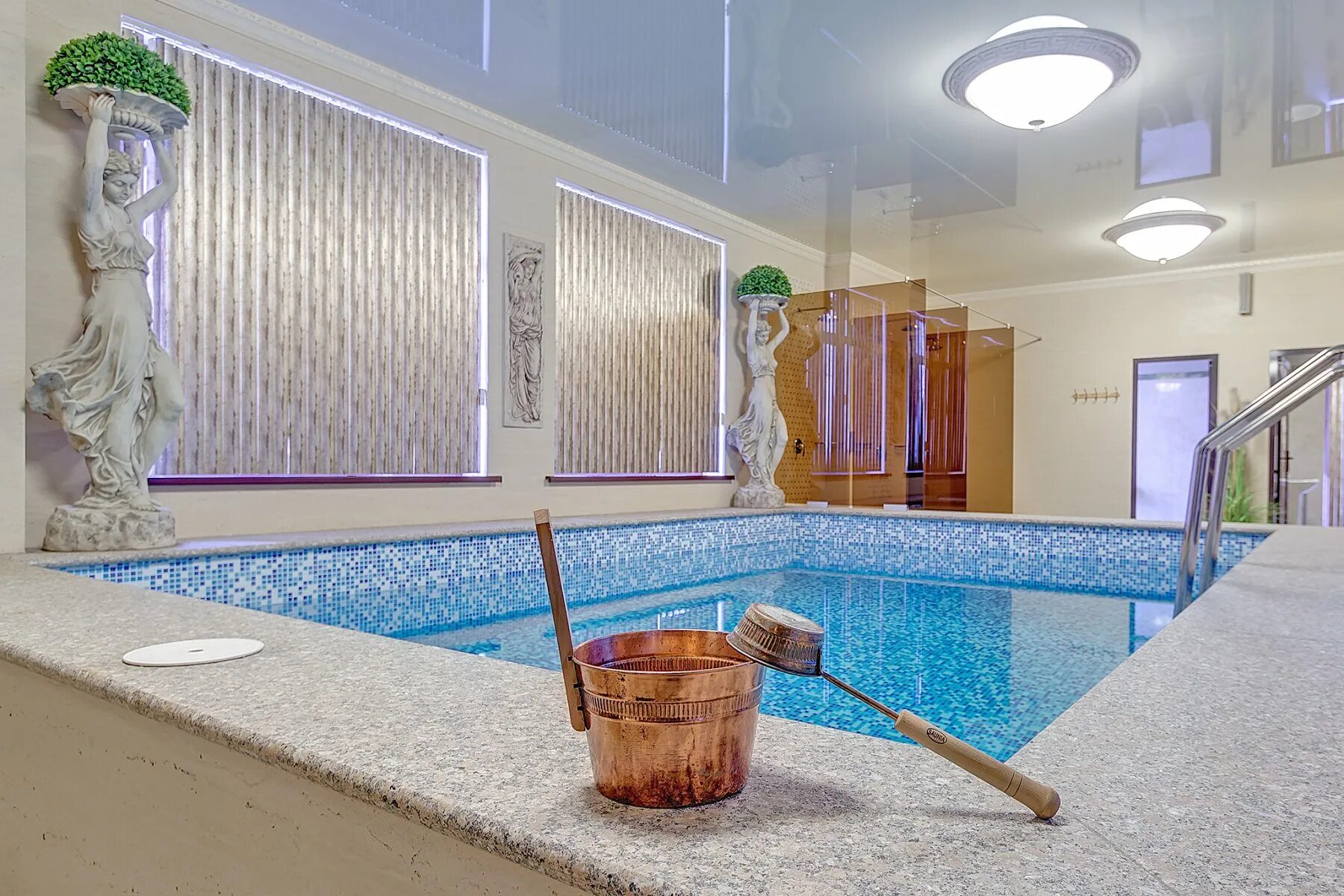 Grand hotel tien shan. Вип бассейн. Рей пул клаб алматы. Аквамарин спа алматы. Отели с бассейном алматы.