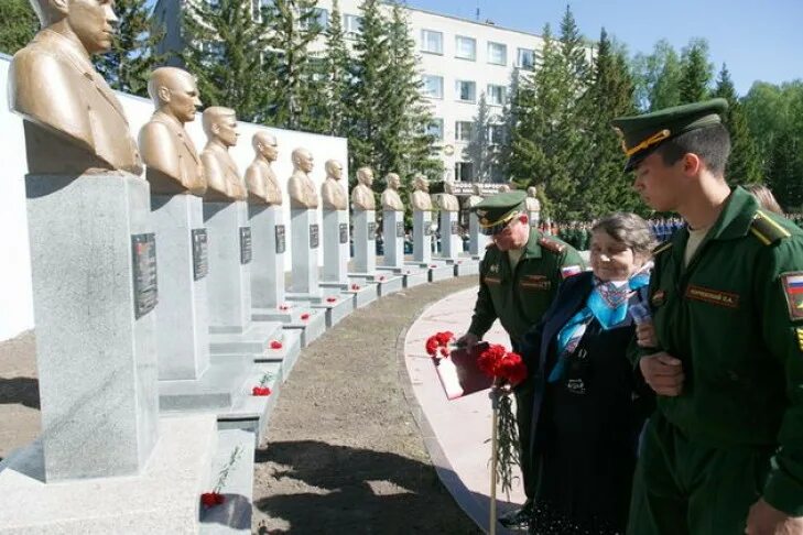 Память памятник герои. Аллея героев НВВКУ. Аллея героев НВВКУ Новосибирск. Бюсты героев НВВКУ Новоси. Аллея памяти НВВКУ.