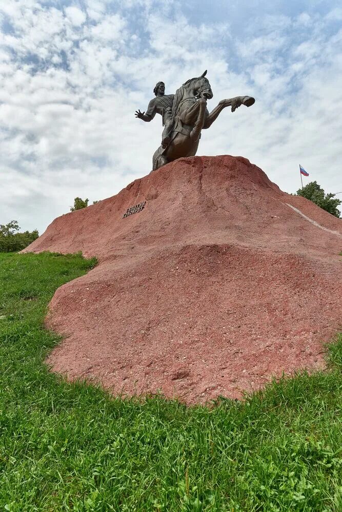 Памятник плита евпатий коловрат. Памятник евпатию коловрату в деревне фролово. Могила евпатия коловрата в рязани. Могила евпатия коловрата в рязани. Памятник евпатию коловрату в рязани.