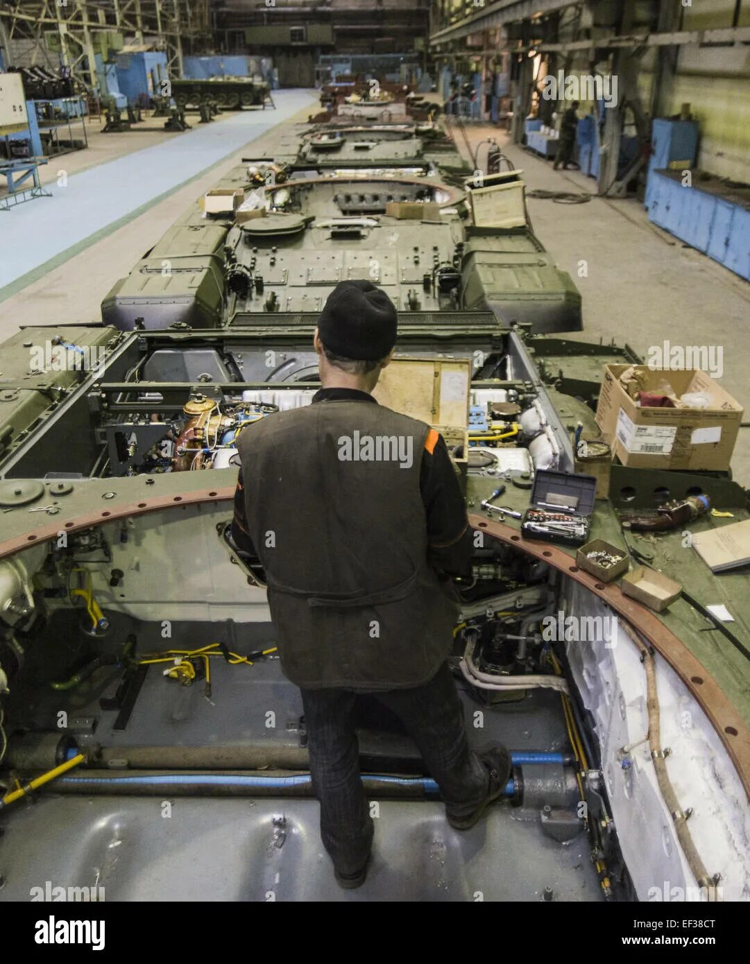Т 72 производство. Увз танковый цех. Танк у увз нижнего тагила. Т-72б3. Танковый завод уралвагонзавод.