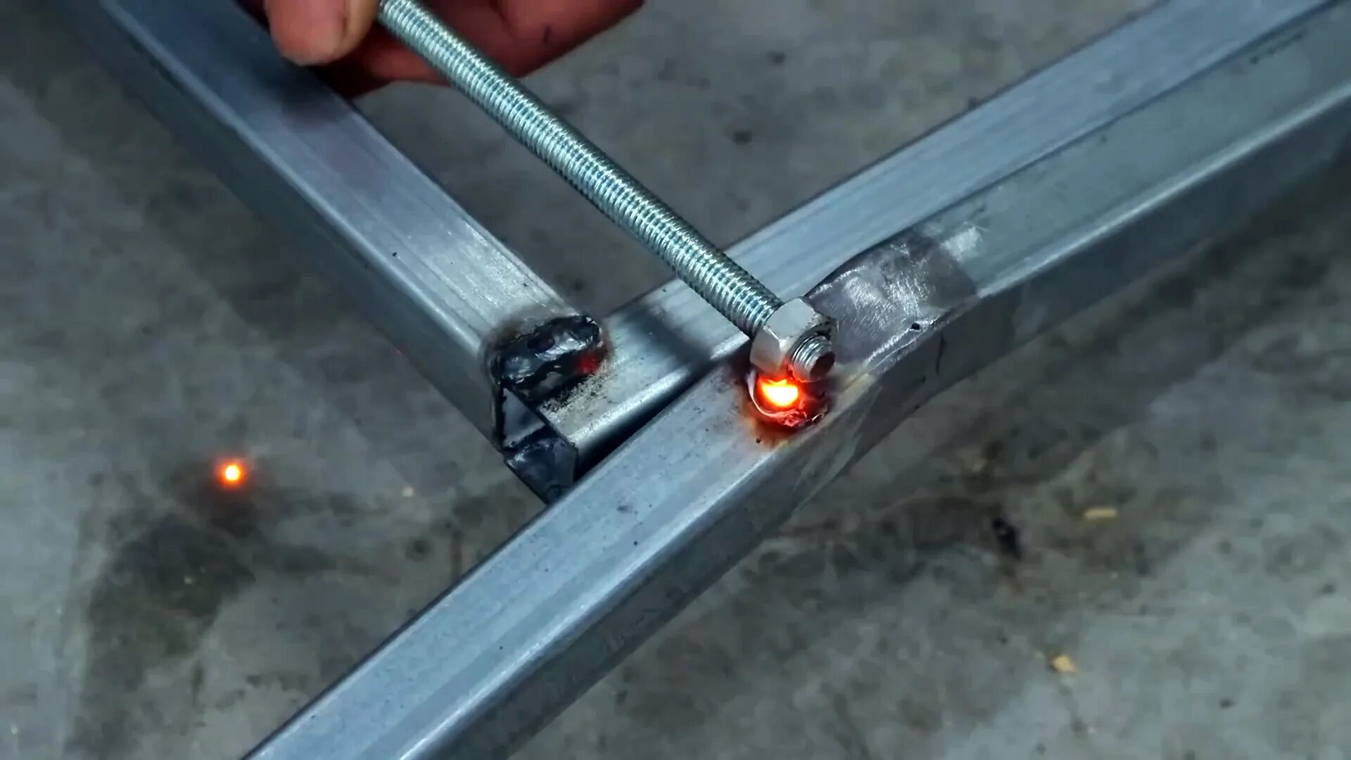 Ножницы для резки профиля кнауф. Отрезка профилей. Абразивно-отрезной станок по металлу. Установка ванны на металлический каркас. Отрезка профилей.