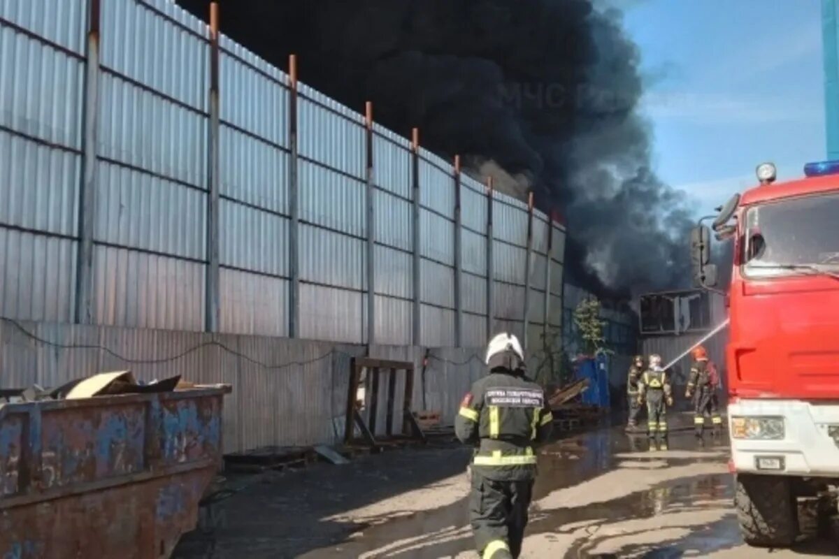 Пожар в московской области крокус. Пожар. Тушение пожара. Пожар в Дзержинском Московской области. Пожарная часть.