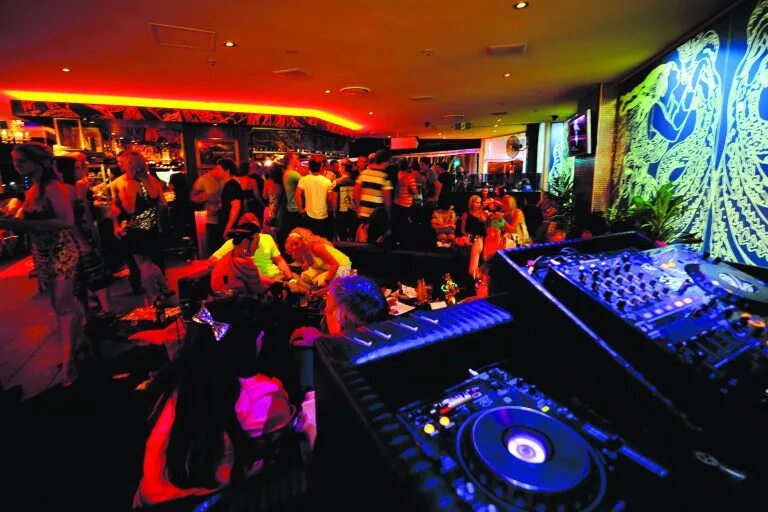 Диджей в баре. Бар с диджеем. Фотоотчет картинка. Dj sebastien. Группа деревянные киты мурманск.