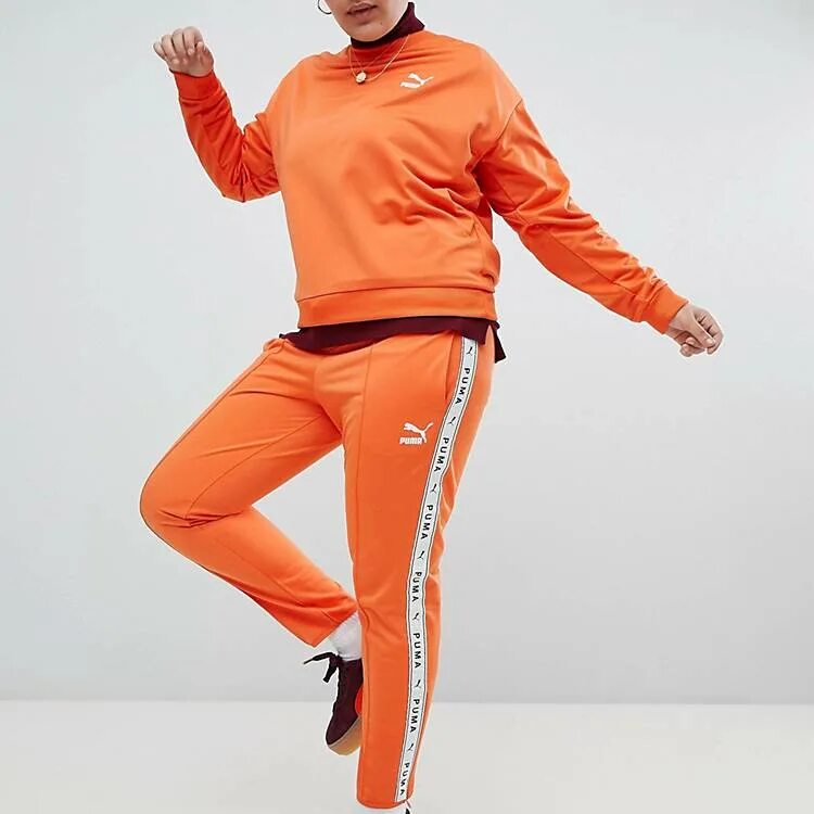 Оранжевый спортивный костюм. Пума костюм спортивный женский оранжевый. Оранжевые штаны. Оранжевые спортивные штаны. Оранжевые спортивные штаны женские.