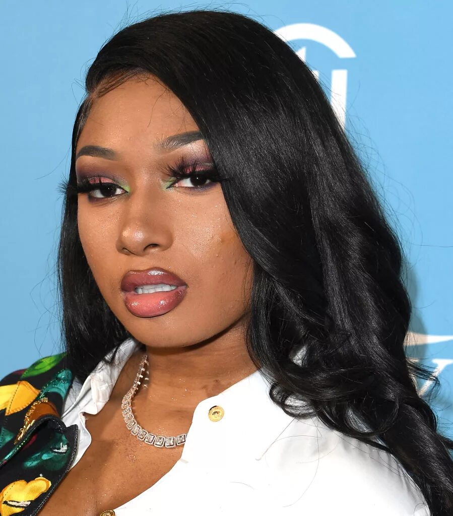 Megan three. Меган сталлион. megan the stallion без макияжа. megan thee stallion. megan рэперша.