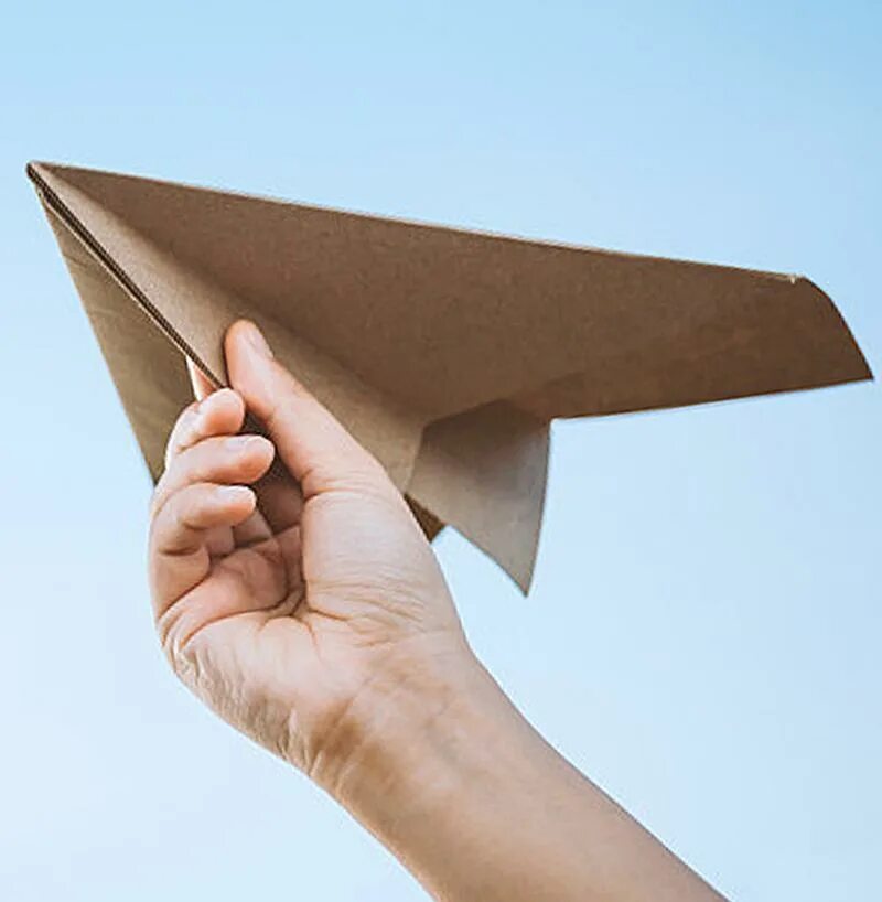 Самолет бумажный я думал королева теперь. Бумажный самолетик. Летающий бумажный самолетик. Самолётик из бумаги. Запуск бумажных самолетиков.
