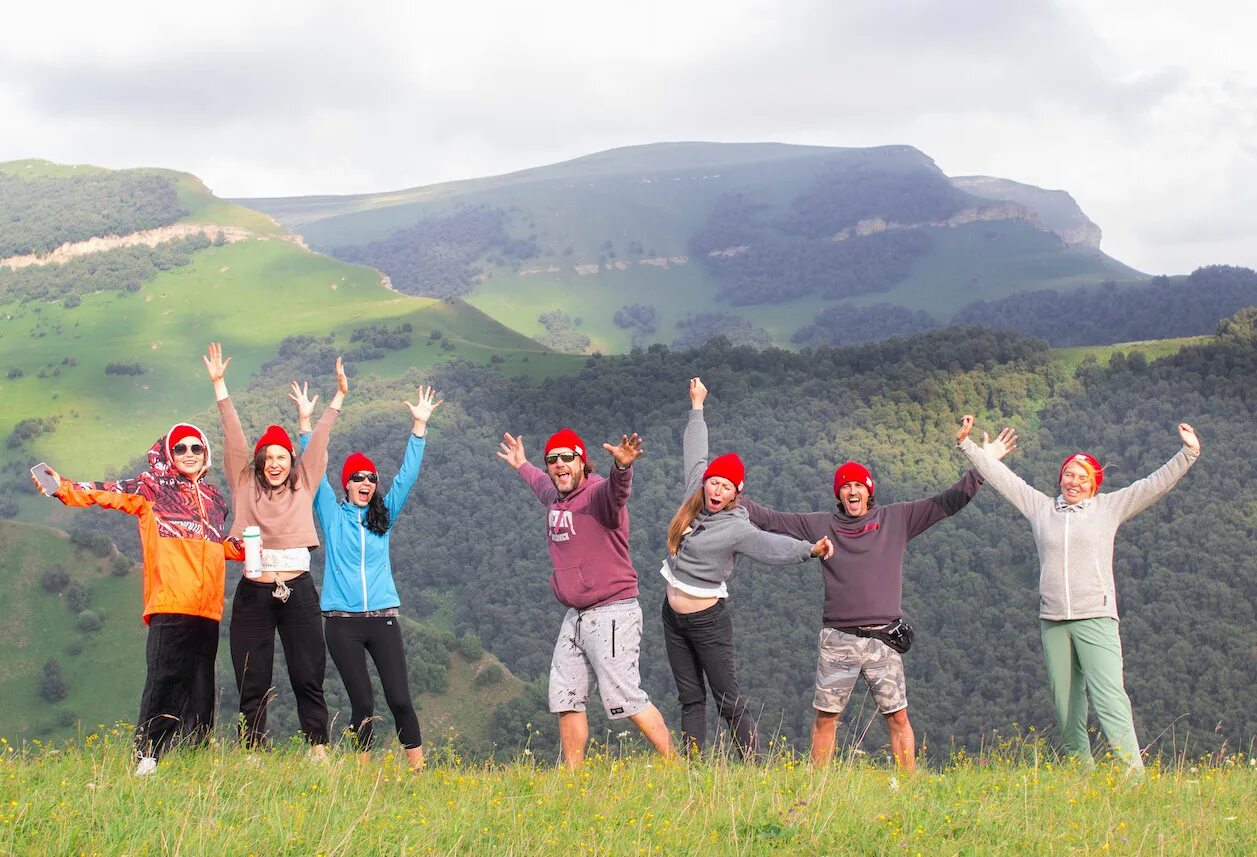 Путешествие в осетию. Южная Осетия туризм. Красные шапки путешествия. Группа путешественников.