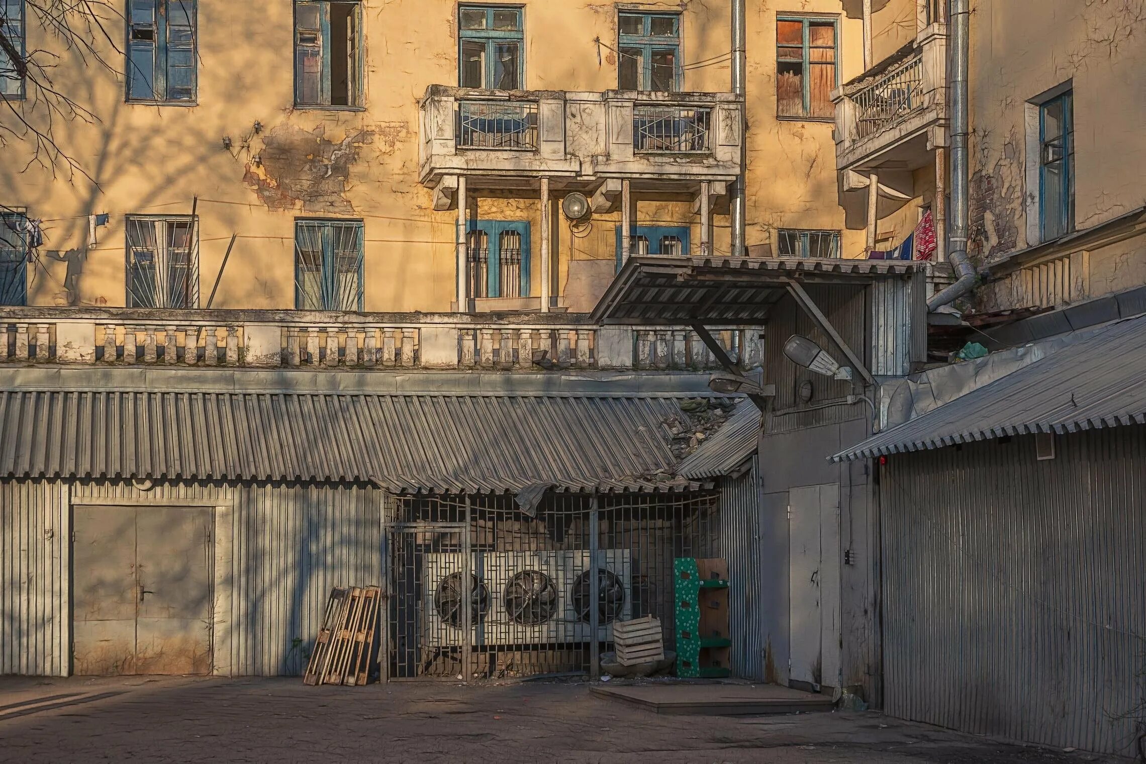 Серые улицы россии. Во дворе. Арка во двор. Двор го. Осень во дворе.