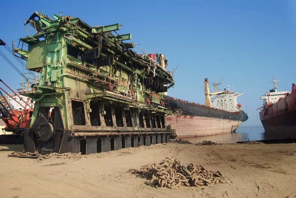 Читтагонг кладбище кораблей. Аланг индия кладбище кораблей. Переработка судов. Читтагонг бангладеш кладбище кораблей. Переработка судов.